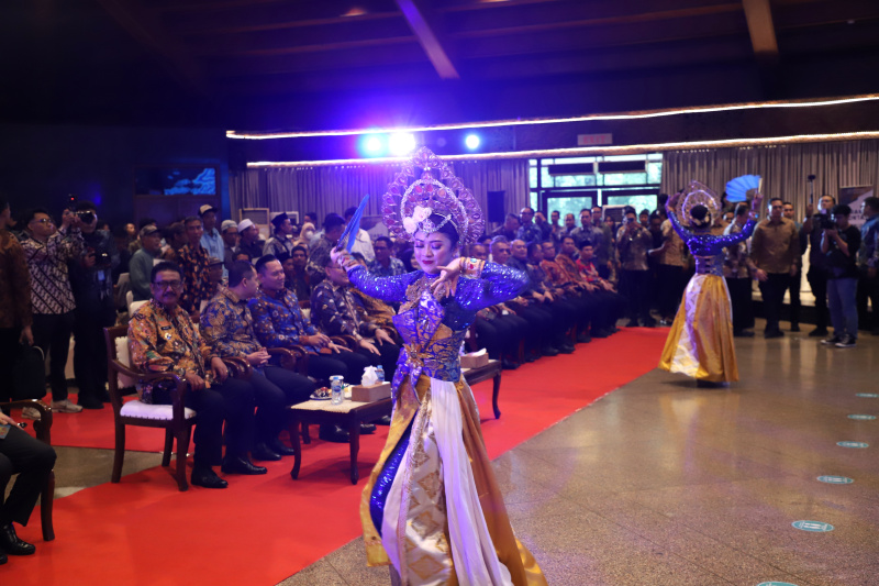 Menko Infrastruktur Agus Harimurti Yudhoyono (AHY) menghadiri penyerahan Sertifikat SHM milik warga lokal Sukabumi di Balai Makarti Muktitama Kementerian Transmigrasi (Ashar/SinPo.id)