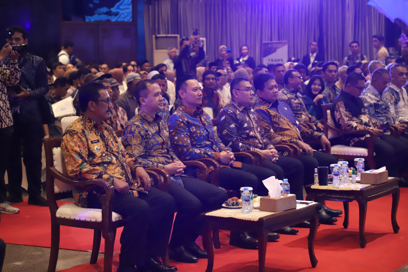 Menko Infrastruktur Agus Harimurti Yudhoyono (AHY) menghadiri penyerahan Sertifikat SHM milik warga lokal Sukabumi di Balai Makarti Muktitama Kementerian Transmigrasi (Ashar/SinPo.id)