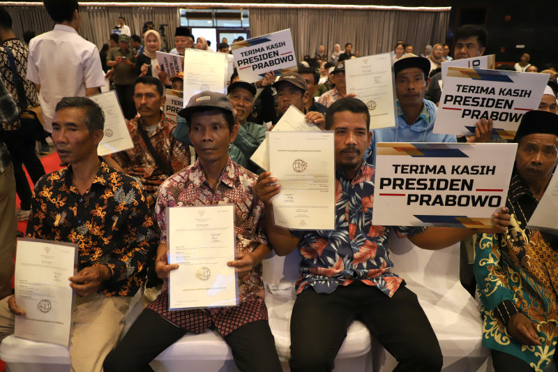 Menko Infrastruktur Agus Harimurti Yudhoyono (AHY) menghadiri penyerahan Sertifikat SHM milik warga lokal Sukabumi di Balai Makarti Muktitama Kementerian Transmigrasi (Ashar/SinPo.id)