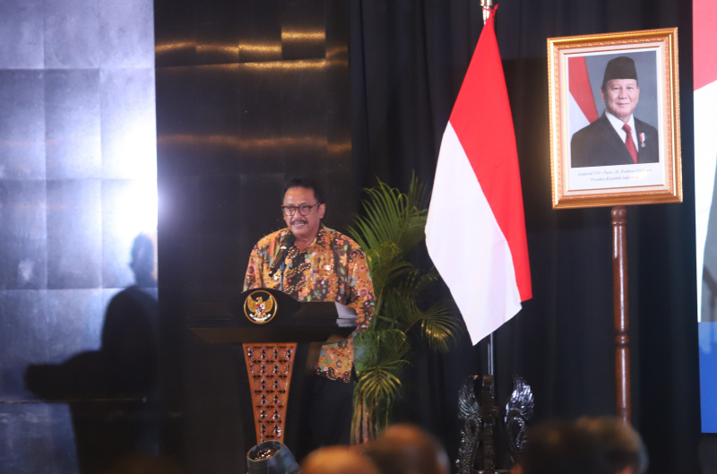 Menko Infrastruktur Agus Harimurti Yudhoyono (AHY) menghadiri penyerahan Sertifikat SHM milik warga lokal Sukabumi di Balai Makarti Muktitama Kementerian Transmigrasi (Ashar/SinPo.id)