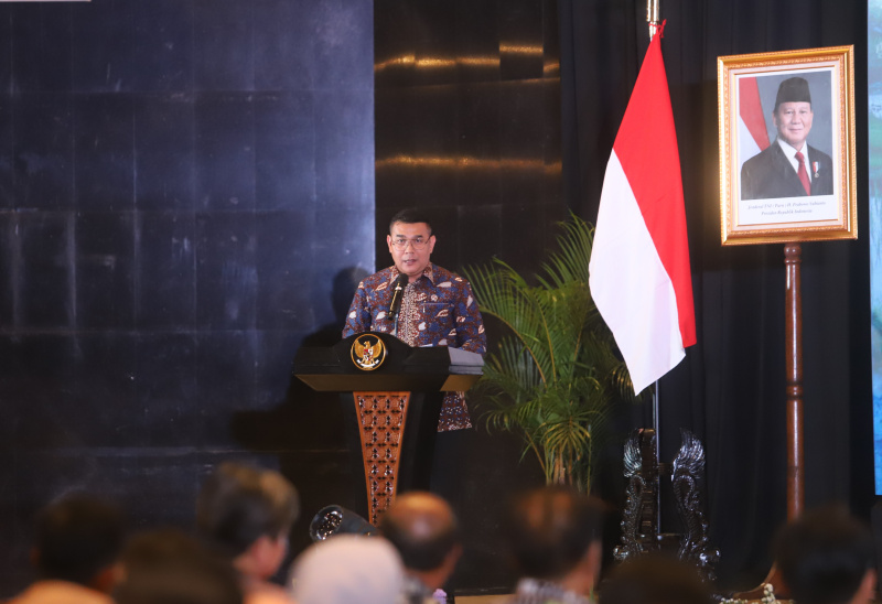 Menko Infrastruktur Agus Harimurti Yudhoyono (AHY) menghadiri penyerahan Sertifikat SHM milik warga lokal Sukabumi di Balai Makarti Muktitama Kementerian Transmigrasi (Ashar/SinPo.id)