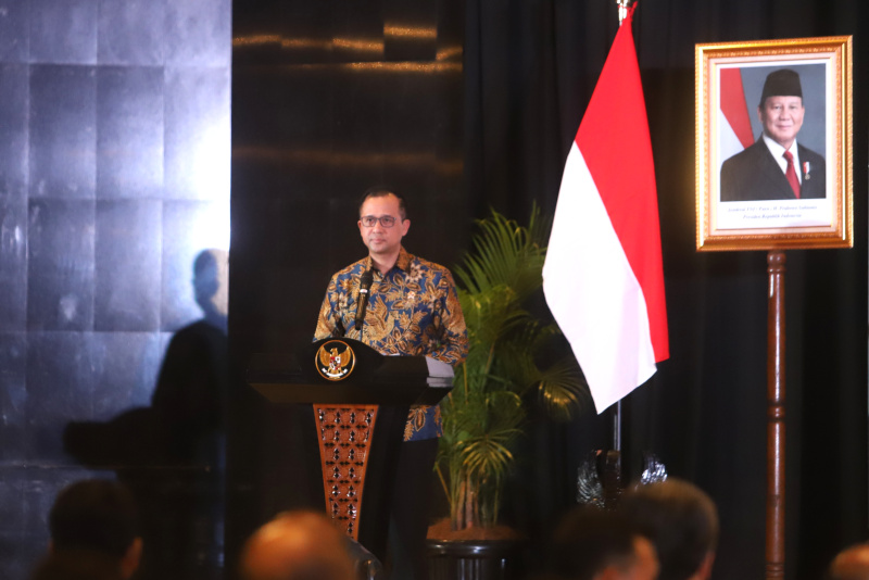 Menko Infrastruktur Agus Harimurti Yudhoyono (AHY) menghadiri penyerahan Sertifikat SHM milik warga lokal Sukabumi di Balai Makarti Muktitama Kementerian Transmigrasi (Ashar/SinPo.id)