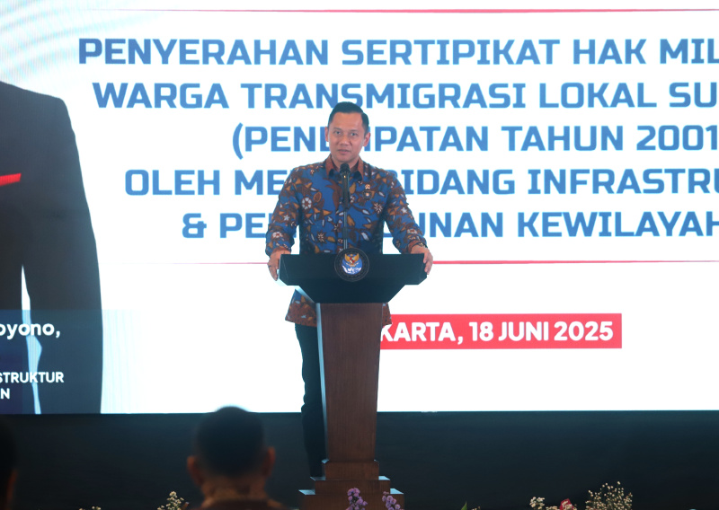 Menko Infrastruktur Agus Harimurti Yudhoyono (AHY) menghadiri penyerahan Sertifikat SHM milik warga lokal Sukabumi di Balai Makarti Muktitama Kementerian Transmigrasi (Ashar/SinPo.id)