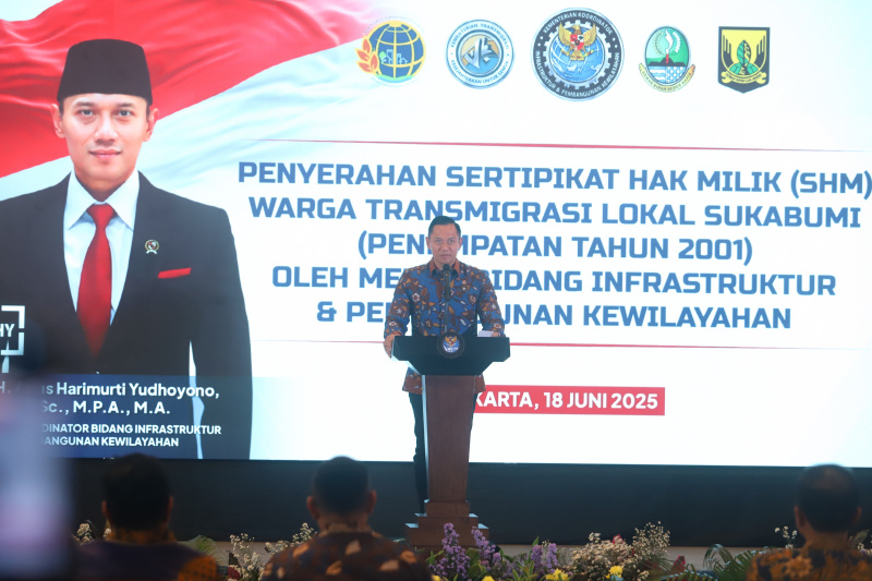 Menko Infrastruktur Agus Harimurti Yudhoyono (AHY) menghadiri penyerahan Sertifikat SHM milik warga lokal Sukabumi di Balai Makarti Muktitama Kementerian Transmigrasi (Ashar/SinPo.id)