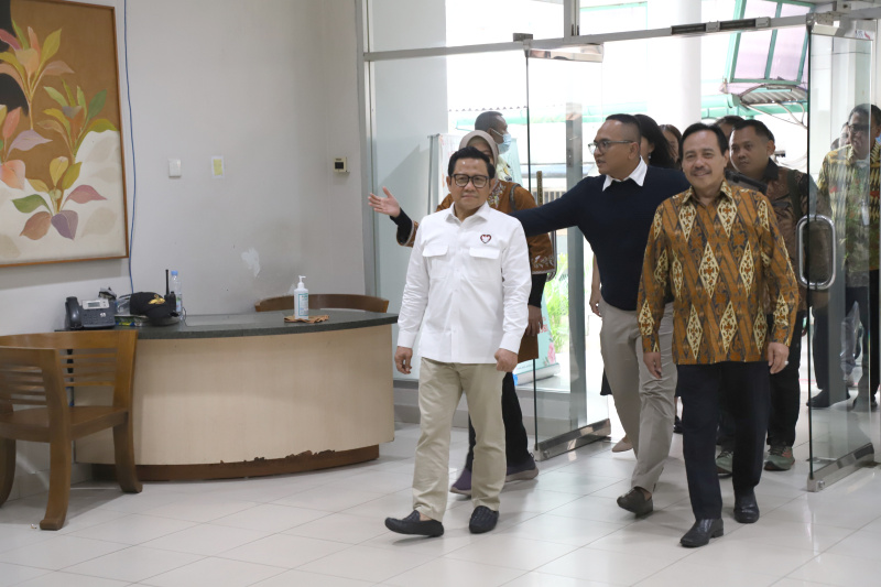 Menteri Koordinator Bidang Pemberdayaan Masyarakat Muhaimin Iskandar melakukan kunjungan korban judi online di Rumah Sakit Cipto Mangunkusumo (Ashar/SinPo.id)