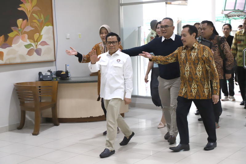 Menteri Koordinator Bidang Pemberdayaan Masyarakat Muhaimin Iskandar melakukan kunjungan korban judi online di Rumah Sakit Cipto Mangunkusumo (Ashar/SinPo.id)