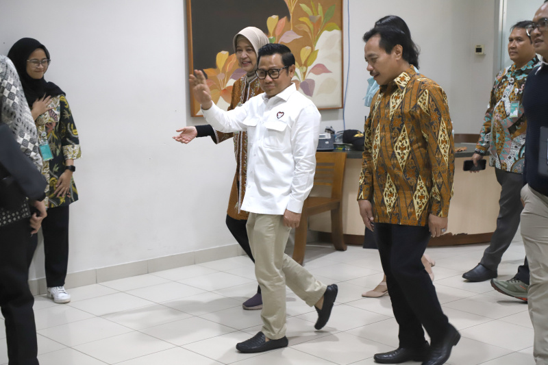 Menteri Koordinator Bidang Pemberdayaan Masyarakat Muhaimin Iskandar melakukan kunjungan korban judi online di Rumah Sakit Cipto Mangunkusumo (Ashar/SinPo.id)