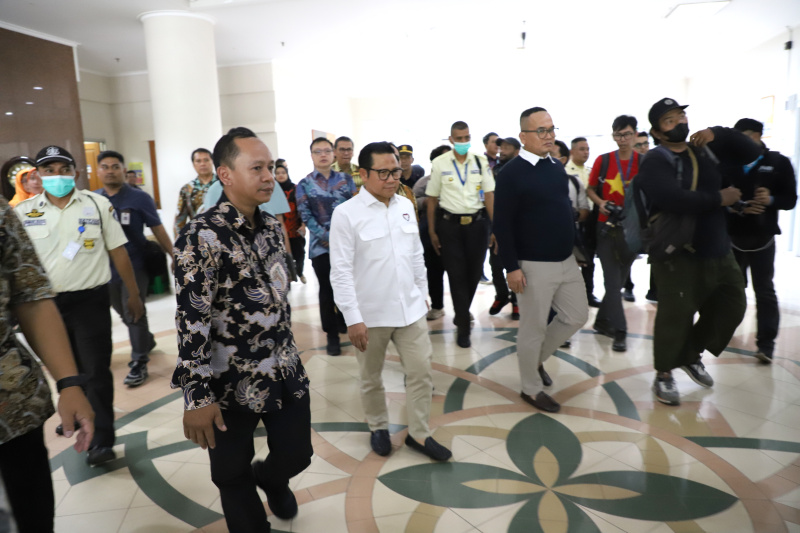 Menteri Koordinator Bidang Pemberdayaan Masyarakat Muhaimin Iskandar melakukan kunjungan korban judi online di Rumah Sakit Cipto Mangunkusumo (Ashar/SinPo.id)