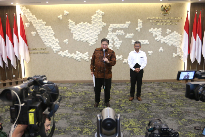 Menteri Koordinator Bidang Perekonomian Airlangga Hartarto gelar konfrensi pers tentang perekonomian Indonesia pasca Iran menyerang Israel (Ashar/SinPo.id)