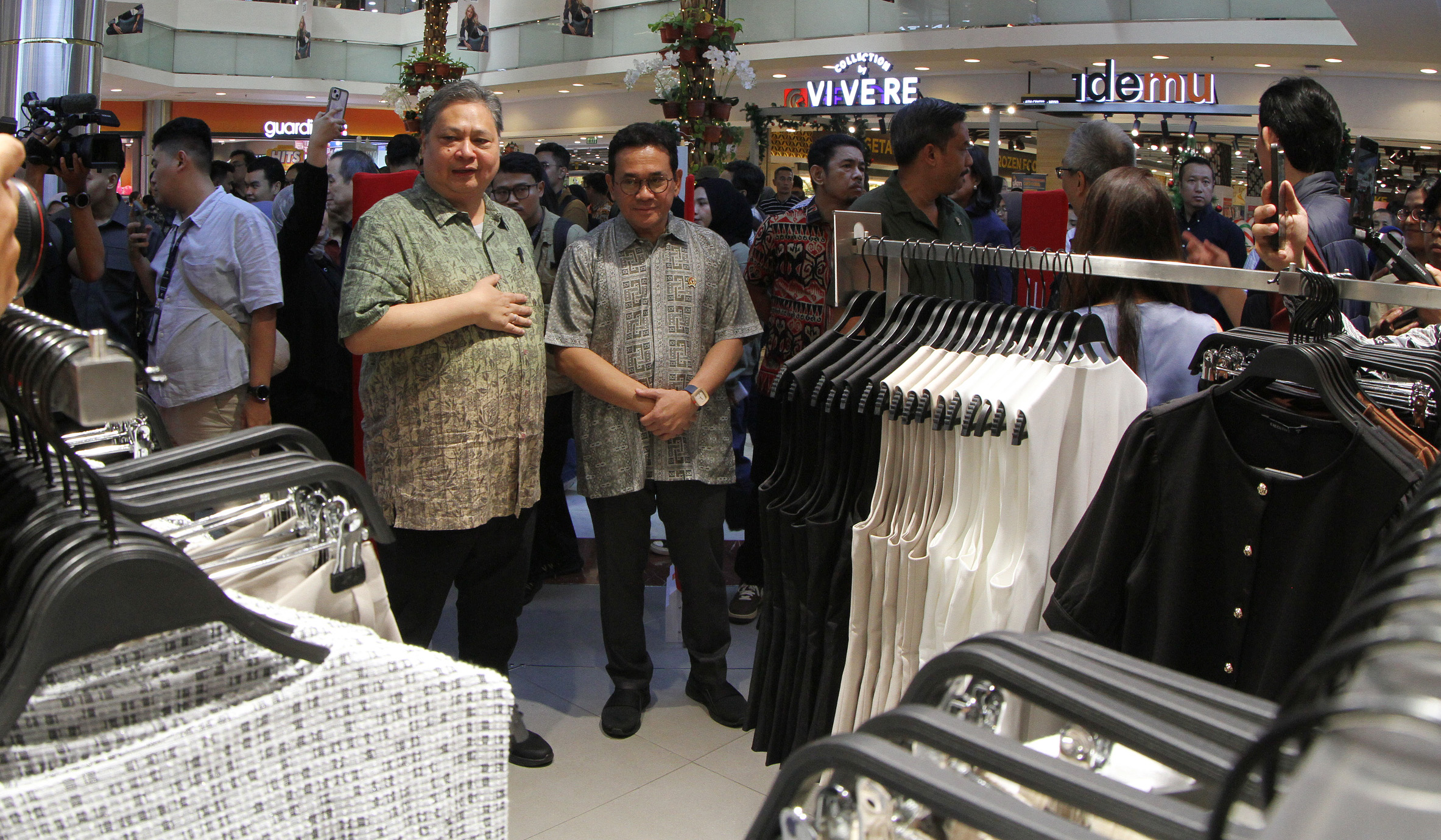 Para pekerja sedang menyelesaikan pembuatan panggung untuk penyambutan perayaan malam tahun baru (Ashar/SinPo.id)