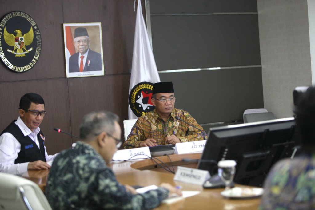 Menko PMK Muhadjir Effendy menggelar rapat koordinasi dengan BNPB untuk memberikan bantuan kepada Myanmar (Ashar/SinPo.id)