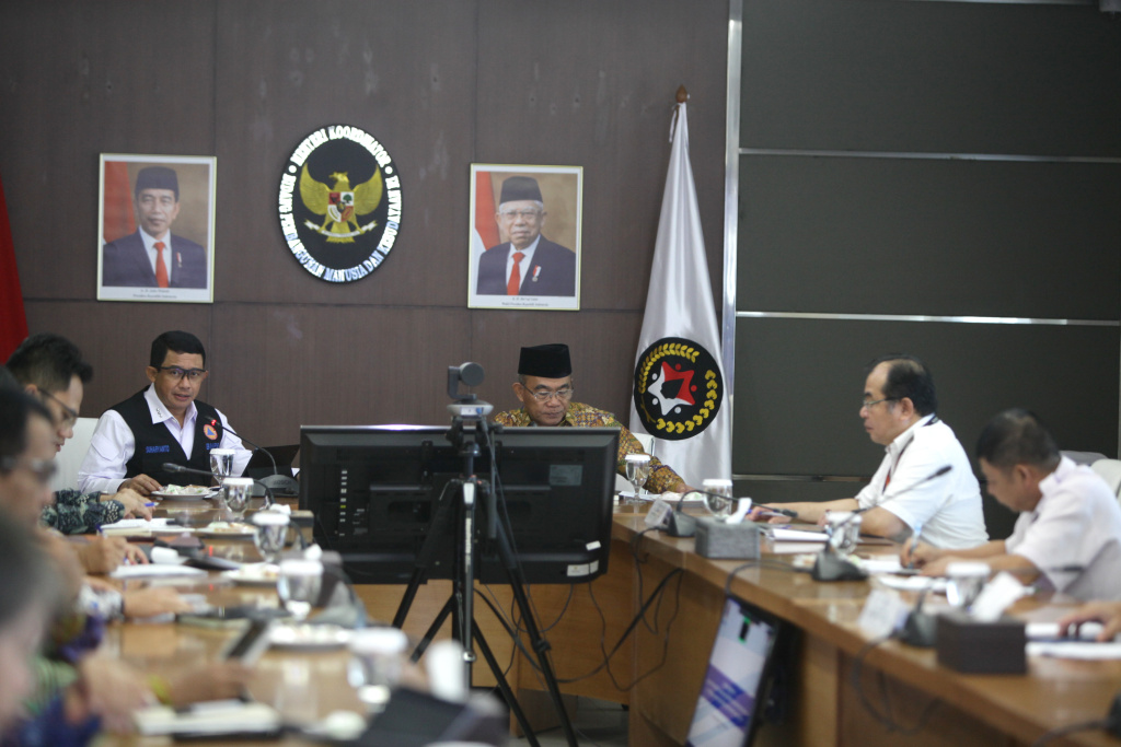 Menko PMK Muhadjir Effendy menggelar rapat koordinasi dengan BNPB untuk memberikan bantuan kepada Myanmar (Ashar/SinPo.id)