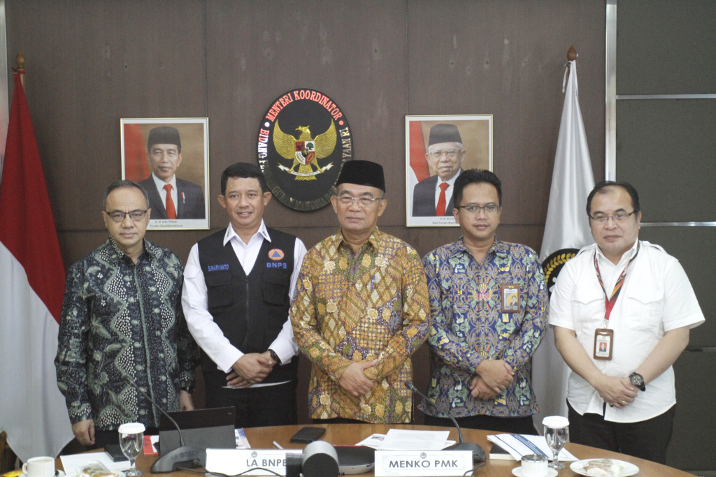 Menko PMK Muhadjir Effendy menggelar rapat koordinasi dengan BNPB untuk memberikan bantuan kepada Myanmar (Ashar/SinPo.id)