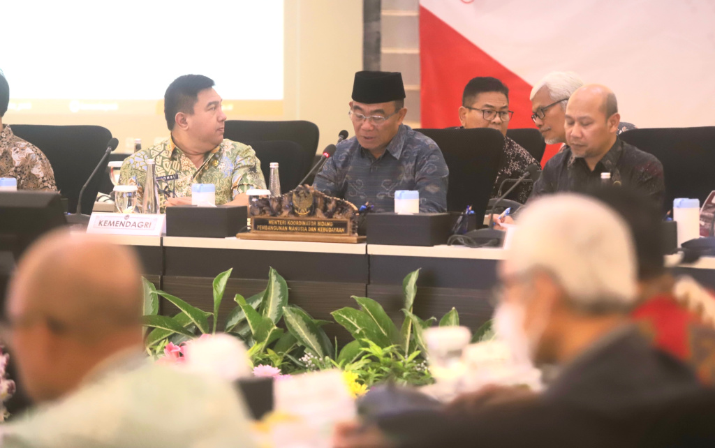 Menko PMK Muhadjir Effendy saat memimpin Rapat Tingkat Menteri Pembahasan Pengawalan PON XXI dan Peparnas XVII Tahun 2024 (Ashar/SinPo.id)