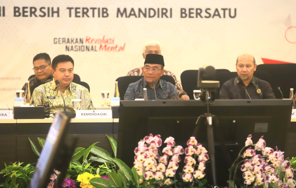 Menko PMK Muhadjir Effendy saat memimpin Rapat Tingkat Menteri Pembahasan Pengawalan PON XXI dan Peparnas XVII Tahun 2024 (Ashar/SinPo.id)