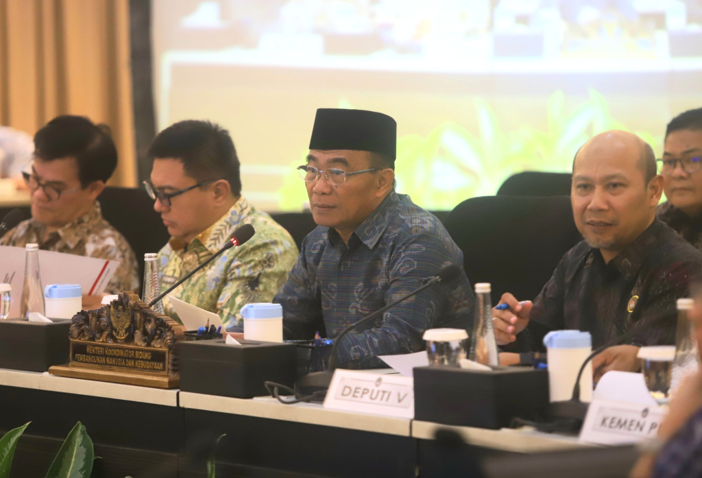 Menko PMK Muhadjir Effendy saat memimpin Rapat Tingkat Menteri Pembahasan Pengawalan PON XXI dan Peparnas XVII Tahun 2024 (Ashar/SinPo.id)