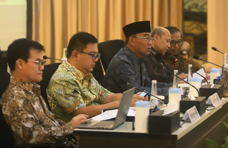 Menko PMK Muhadjir Effendy saat memimpin Rapat Tingkat Menteri Pembahasan Pengawalan PON XXI dan Peparnas XVII Tahun 2024 (Ashar/SinPo.id)