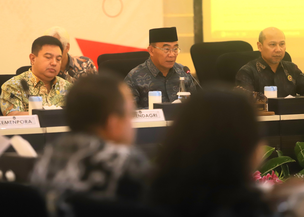 Menko PMK Muhadjir Effendy saat memimpin Rapat Tingkat Menteri Pembahasan Pengawalan PON XXI dan Peparnas XVII Tahun 2024 (Ashar/SinPo.id)