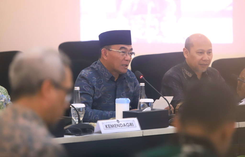 Menko PMK Muhadjir Effendy saat memimpin Rapat Tingkat Menteri Pembahasan Pengawalan PON XXI dan Peparnas XVII Tahun 2024 (Ashar/SinPo.id)