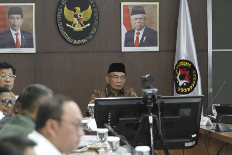 Menko PMK memimpin rapat tingkat Menteri membahas bencana kekeringan di Papua Tengah (Ashar/SinPo.id)