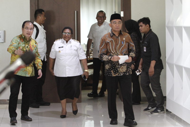 Menko PMK memimpin rapat tingkat Menteri membahas bencana kekeringan di Papua Tengah (Ashar/SinPo.id)