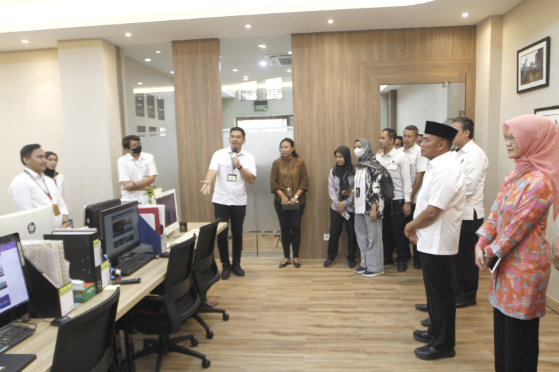 Menko PMK Muhadjir Effendy meresmikan ruangan media center baru untuk para jurnalis (Ashar/SinPo.id)