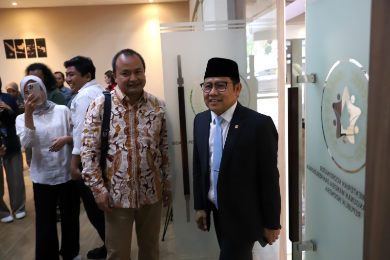 Menko PMK Muhadjir Effendy sertijab kepada Menteri Pemberdayaan Masyarakat Muhaimin Iskandar usai dilantik oleh Presiden Prabowo Subianto di Istana Merdeka (Ashar/SinPo.id)