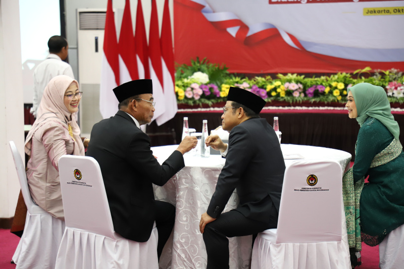 Menko PMK Muhadjir Effendy sertijab kepada Menteri Pemberdayaan Masyarakat Muhaimin Iskandar usai dilantik oleh Presiden Prabowo Subianto di Istana Merdeka (Ashar/SinPo.id)