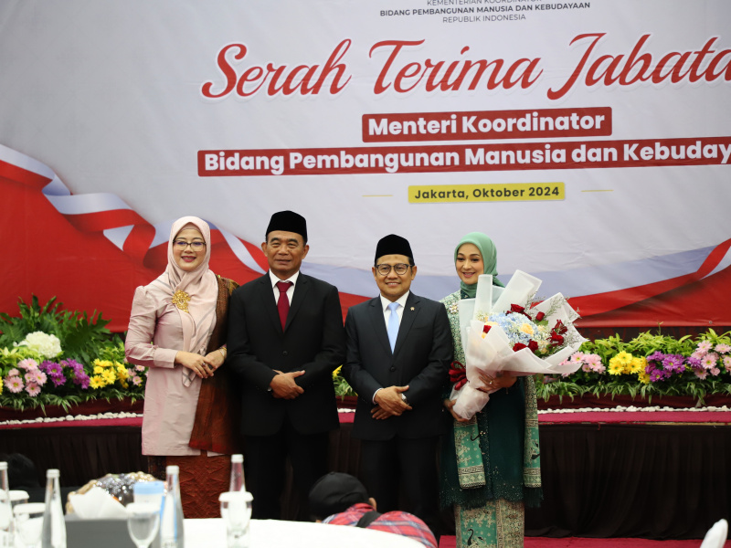 Menko PMK Muhadjir Effendy sertijab kepada Menteri Pemberdayaan Masyarakat Muhaimin Iskandar usai dilantik oleh Presiden Prabowo Subianto di Istana Merdeka (Ashar/SinPo.id)