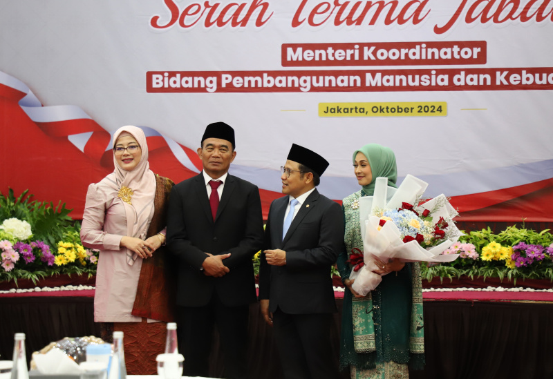 Menko PMK Muhadjir Effendy sertijab kepada Menteri Pemberdayaan Masyarakat Muhaimin Iskandar usai dilantik oleh Presiden Prabowo Subianto di Istana Merdeka (Ashar/SinPo.id)