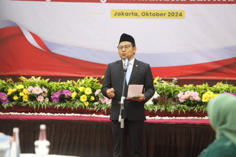 Menko PMK Muhadjir Effendy sertijab kepada Menteri Pemberdayaan Masyarakat Muhaimin Iskandar usai dilantik oleh Presiden Prabowo Subianto di Istana Merdeka (Ashar/SinPo.id)