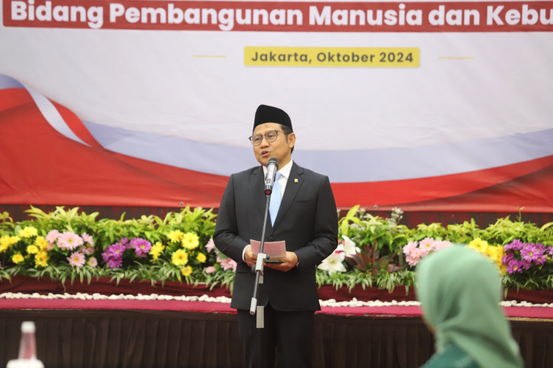 Menko PMK Muhadjir Effendy sertijab kepada Menteri Pemberdayaan Masyarakat Muhaimin Iskandar usai dilantik oleh Presiden Prabowo Subianto di Istana Merdeka (Ashar/SinPo.id)