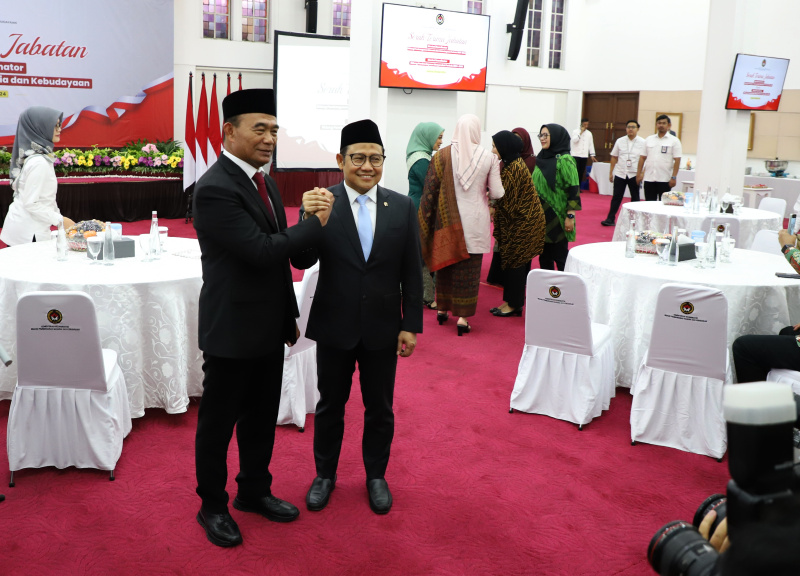 Menko PMK Muhadjir Effendy sertijab kepada Menteri Pemberdayaan Masyarakat Muhaimin Iskandar usai dilantik oleh Presiden Prabowo Subianto di Istana Merdeka (Ashar/SinPo.id)