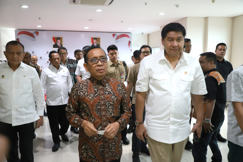 Menko PMK Pratikno gelar Rapat Antar Menteri membahas percepatan penanganan Bencana Erupsi Gunung Lewotobi di Nusa Tenggara Timur (Ashar/SinPo.id)