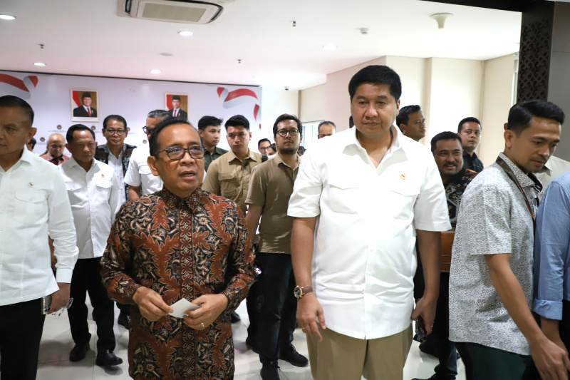 Menko PMK Pratikno gelar Rapat Antar Menteri membahas percepatan penanganan Bencana Erupsi Gunung Lewotobi di Nusa Tenggara Timur (Ashar/SinPo.id)