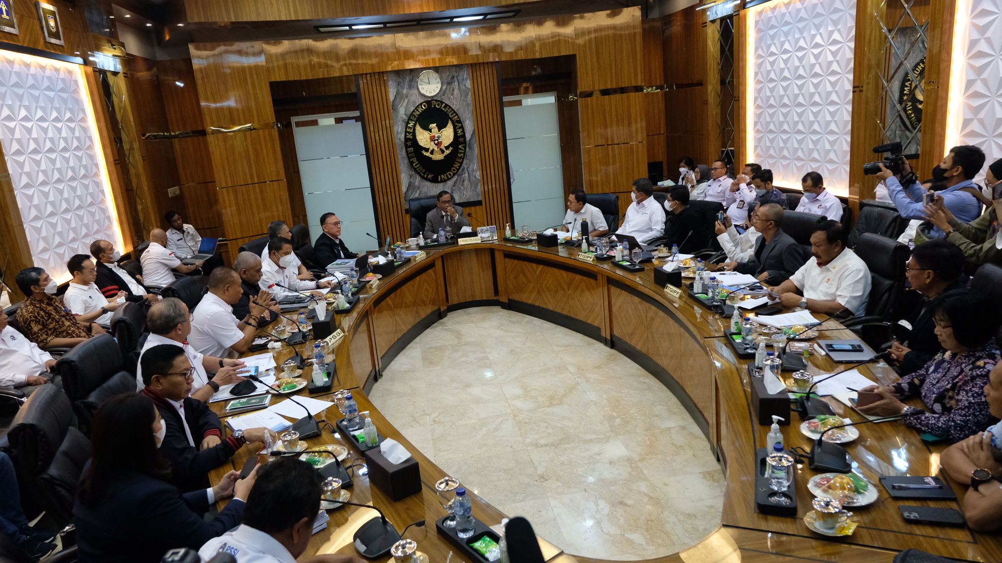 Menko Polhukam Mahfud MD selaku Ketua Tim TGIPF memanggil PSSI untuk memberikan penjelasan terkait tragedi kanjuruhan (Ashar/SinPo.id)