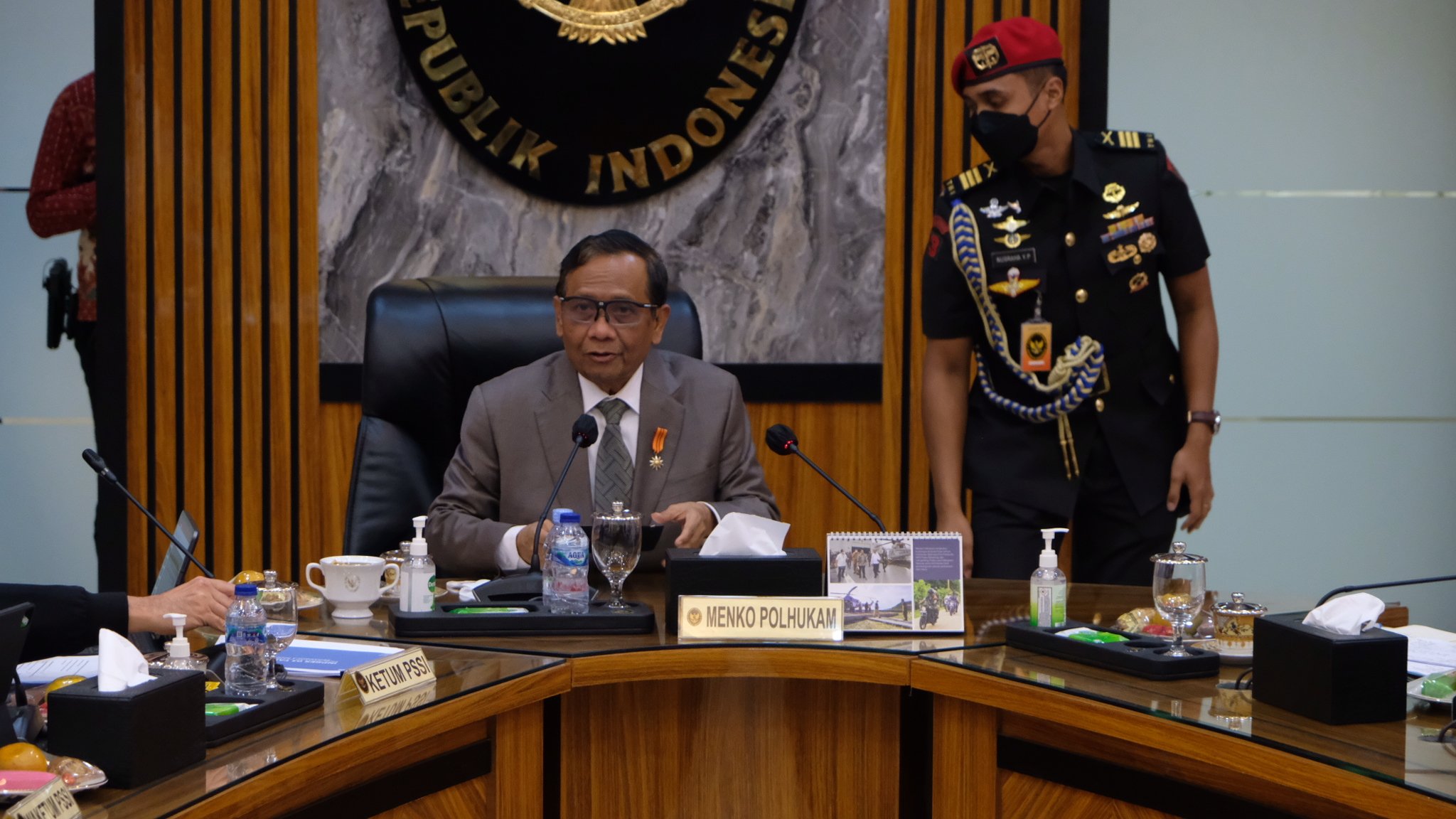 Menko Polhukam Mahfud MD selaku Ketua Tim TGIPF memanggil PSSI untuk memberikan penjelasan terkait tragedi kanjuruhan (Ashar/SinPo.id)