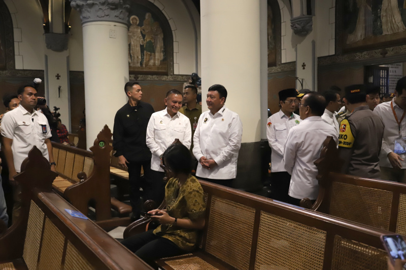 Menkopolkam Budi Gunawan dan Menko PMK Pratikno meninjau jalannya malam misa natal di Gereja Katedral (Ashar/SinPo.id)