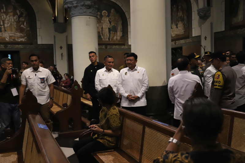 Menkopolkam Budi Gunawan dan Menko PMK Pratikno meninjau jalannya malam misa natal di Gereja Katedral (Ashar/SinPo.id)