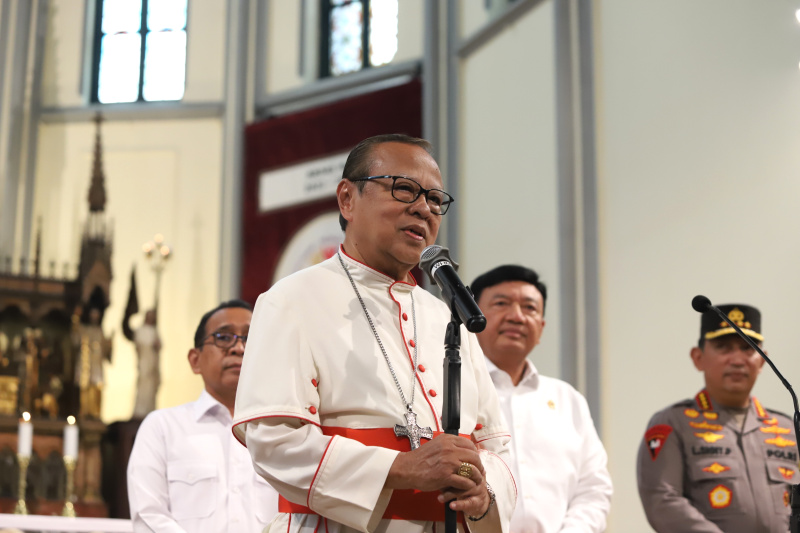 Menkopolkam Budi Gunawan dan Menko PMK Pratikno meninjau jalannya malam misa natal di Gereja Katedral (Ashar/SinPo.id)