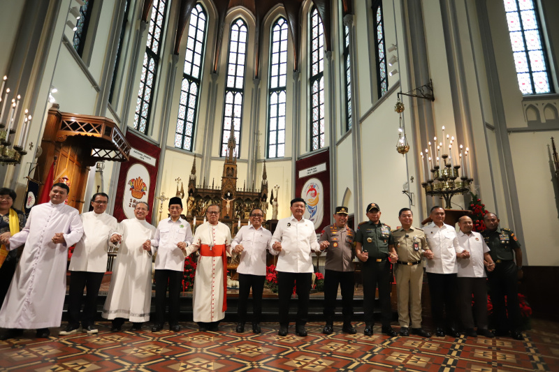 Menkopolkam Budi Gunawan dan Menko PMK Pratikno meninjau jalannya malam misa natal di Gereja Katedral (Ashar/SinPo.id)