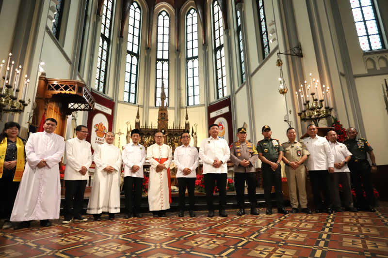 Menkopolkam Budi Gunawan dan Menko PMK Pratikno meninjau jalannya malam misa natal di Gereja Katedral (Ashar/SinPo.id)