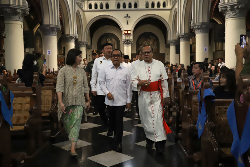 Menkopolkam Budi Gunawan dan Menko PMK Pratikno meninjau jalannya malam misa natal di Gereja Katedral (Ashar/SinPo.id)