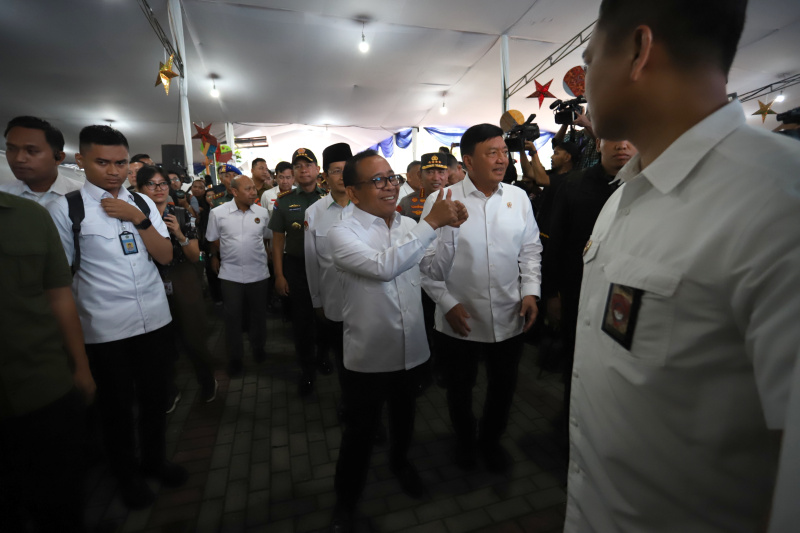 Menkopolkam Budi Gunawan dan Menko PMK Pratikno meninjau jalannya malam misa natal di Gereja Katedral (Ashar/SinPo.id)