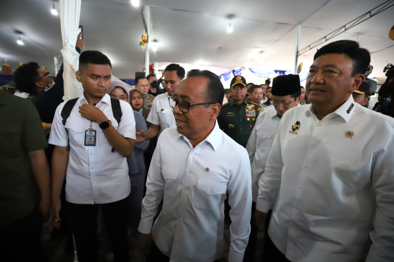 Menkopolkam Budi Gunawan dan Menko PMK Pratikno meninjau jalannya malam misa natal di Gereja Katedral (Ashar/SinPo.id)