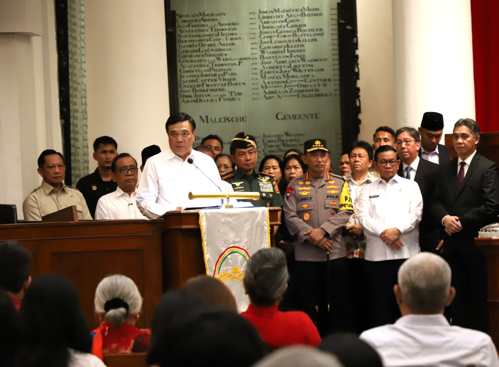 Menko Polkam Djamari Chaniago meninjau persiapan dan keamanan Gereja Immanuel untuk Ibadah Misa Malam Natal (Ashar/SinPo.id)