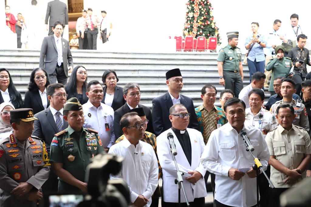 Menko Polkam Djamari Chaniago meninjau persiapan dan keamanan Gereja Immanuel untuk Ibadah Misa Malam Natal (Ashar/SinPo.id)