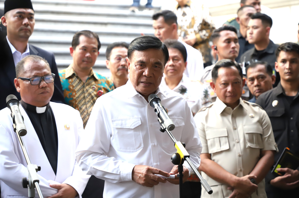 Menko Polkam Djamari Chaniago meninjau persiapan dan keamanan Gereja Immanuel untuk Ibadah Misa Malam Natal (Ashar/SinPo.id)