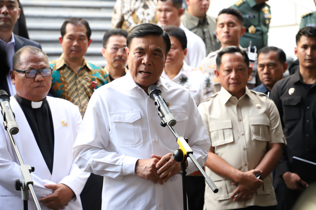 Menko Polkam Djamari Chaniago meninjau persiapan dan keamanan Gereja Immanuel untuk Ibadah Misa Malam Natal (Ashar/SinPo.id)