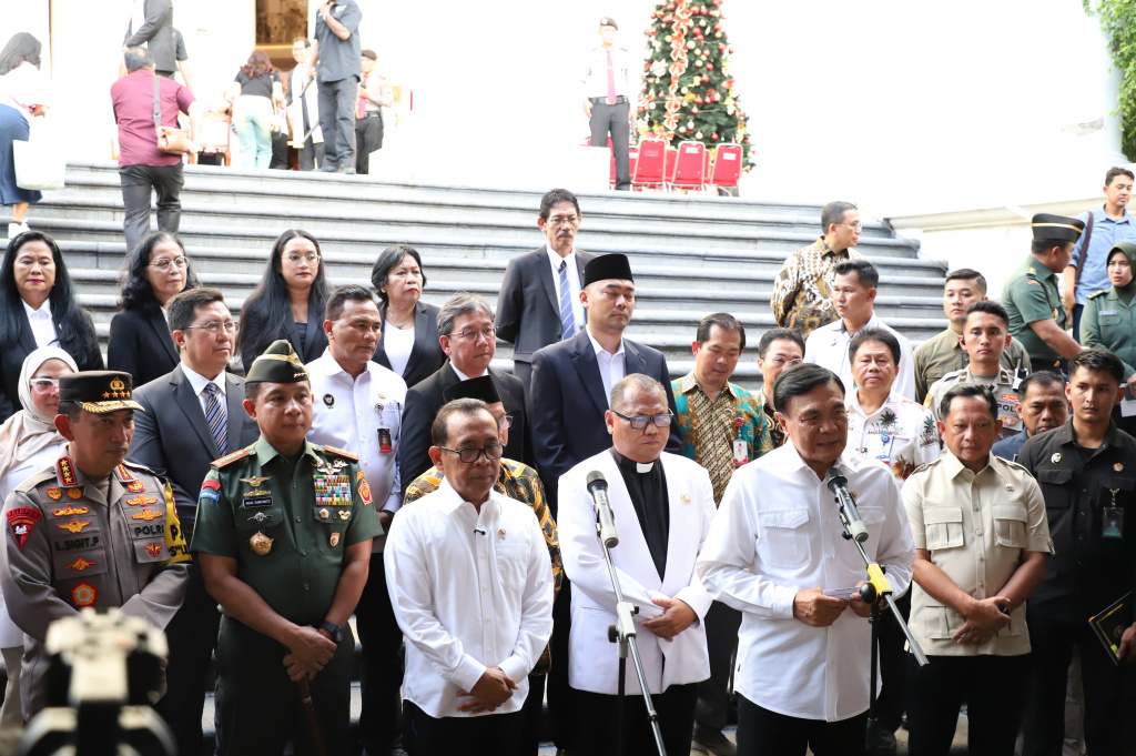 Menko Polkam Djamari Chaniago meninjau persiapan dan keamanan Gereja Immanuel untuk Ibadah Misa Malam Natal (Ashar/SinPo.id)